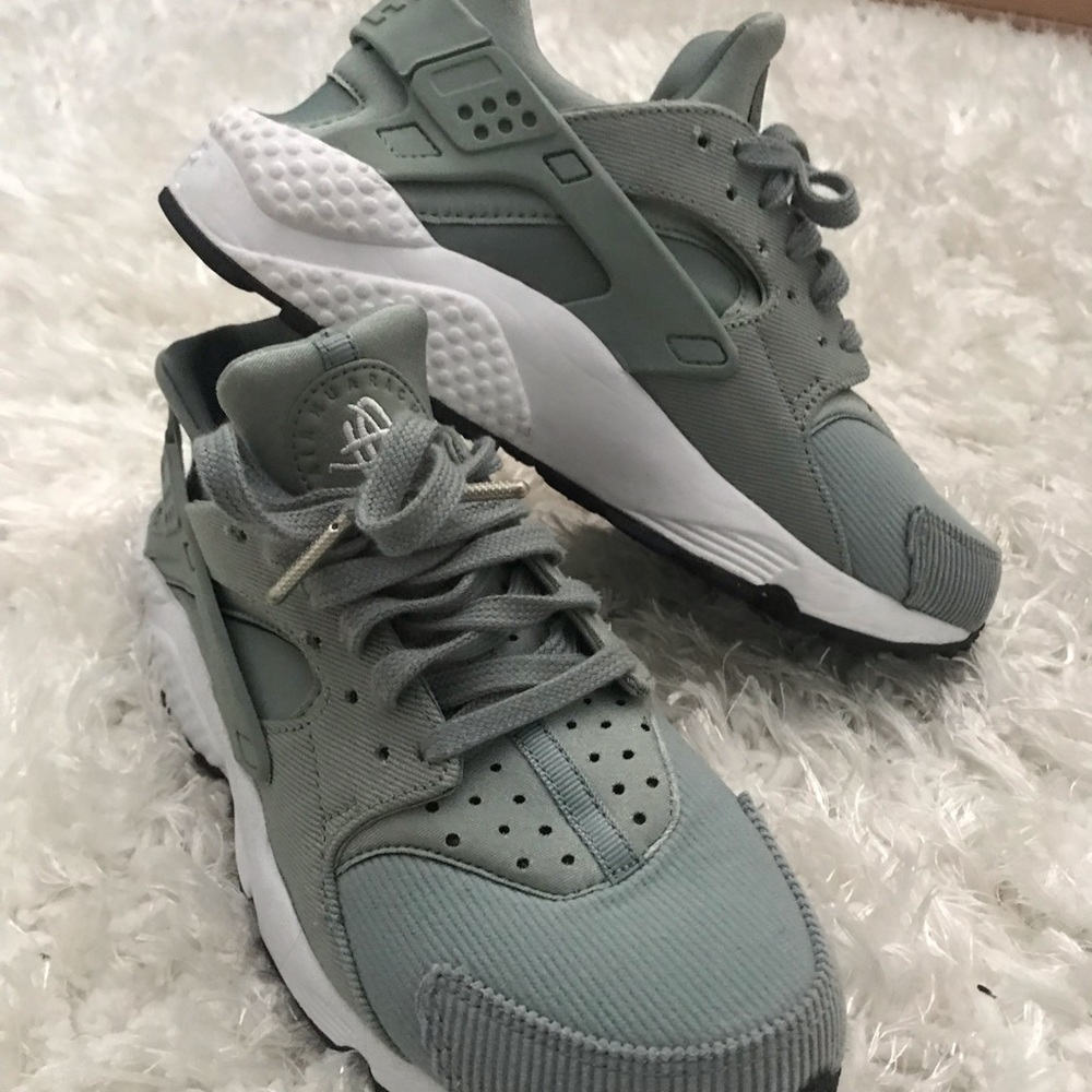 Huarache women’s Nike shoes